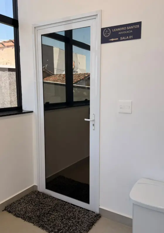 Porta de acesso pelos fundos com a placa Leandro Santos Advocacia, Sala 01