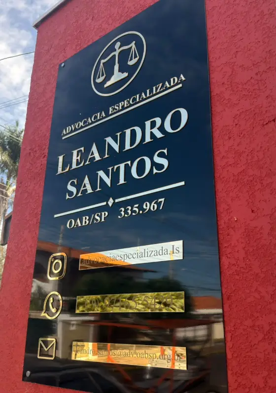 Placa do escritório Advocacia Especializada Leandro Santos, OAB/SP 335.967, com Instagram, WhatsApp e e-mail
