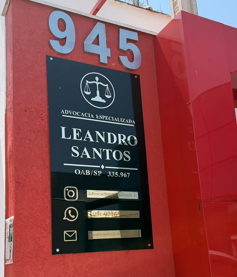 Placa do escritório na fachada vermelha, número 945
