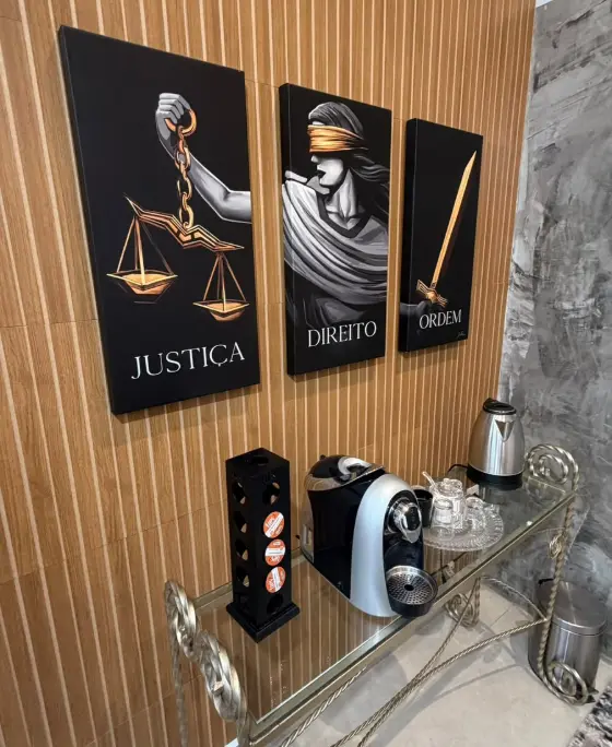 Espaço do café na recepção com os quadros Justiça, Direito e Ordem
